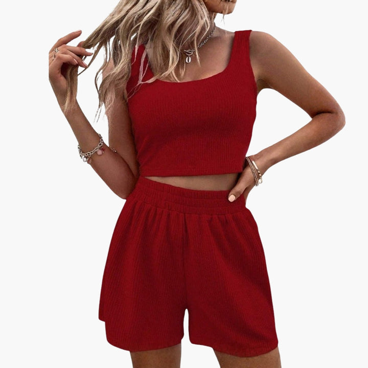 Heltäckande bild av ribbat damset: bekväma shorts och croppad topp. Perfekt för sommarens damkläder.
