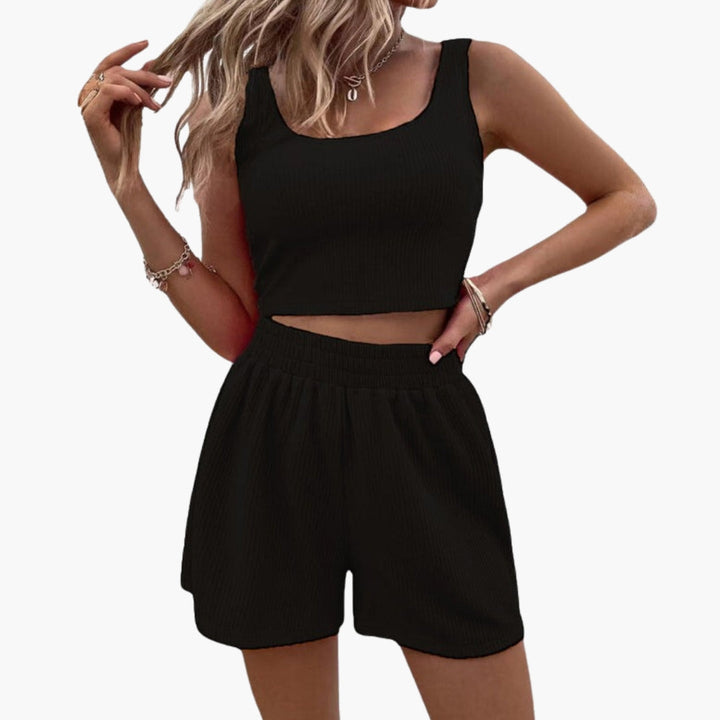 Mångsidigt ribbat damset med croppad topp och shorts. Perfekt för bekväma dagar och sommarfritid.
