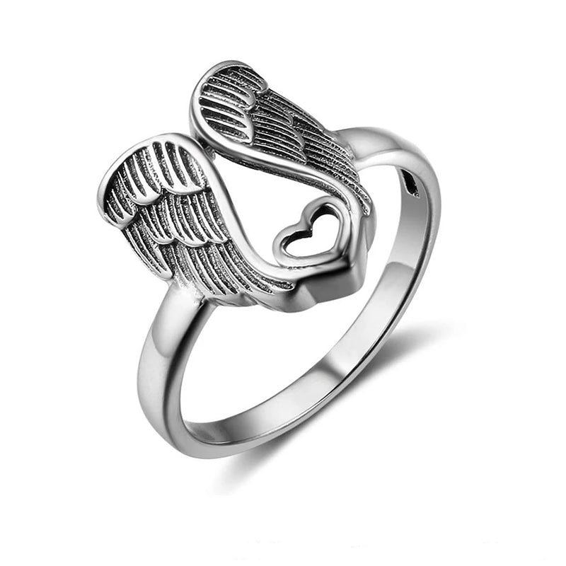 "Ring för kvinnor med detaljerad ängelvingar och hjärtdesign i mässing, elegant accessoar med subtil betydelse."