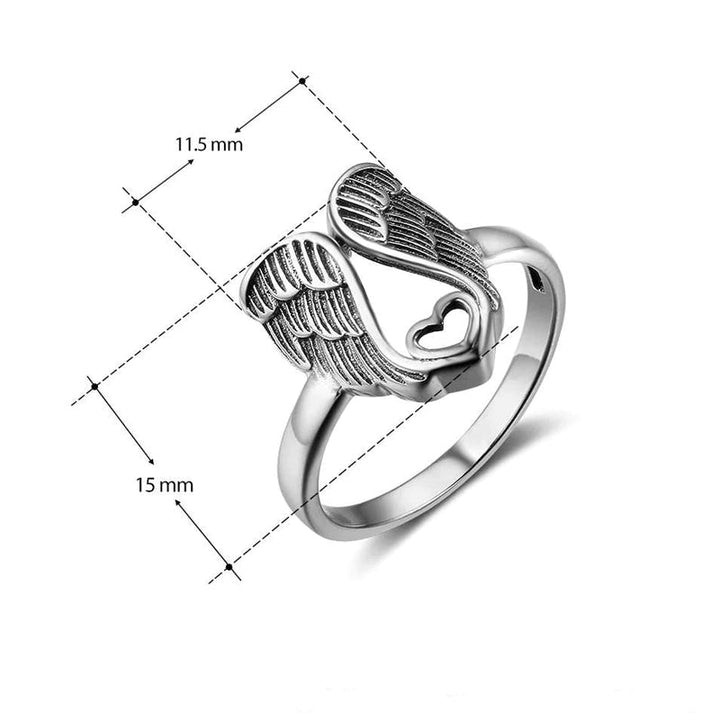 "Ring för kvinnor med detaljerad ängelvingar och hjärtdesign i mässing, elegant accessoar med subtil betydelse."