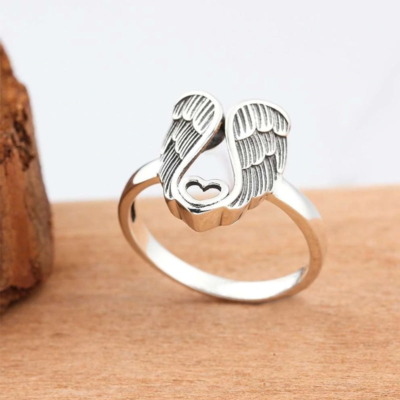 "Ring för kvinnor med detaljerad ängelvingar och hjärtdesign i mässing, elegant accessoar med subtil betydelse."