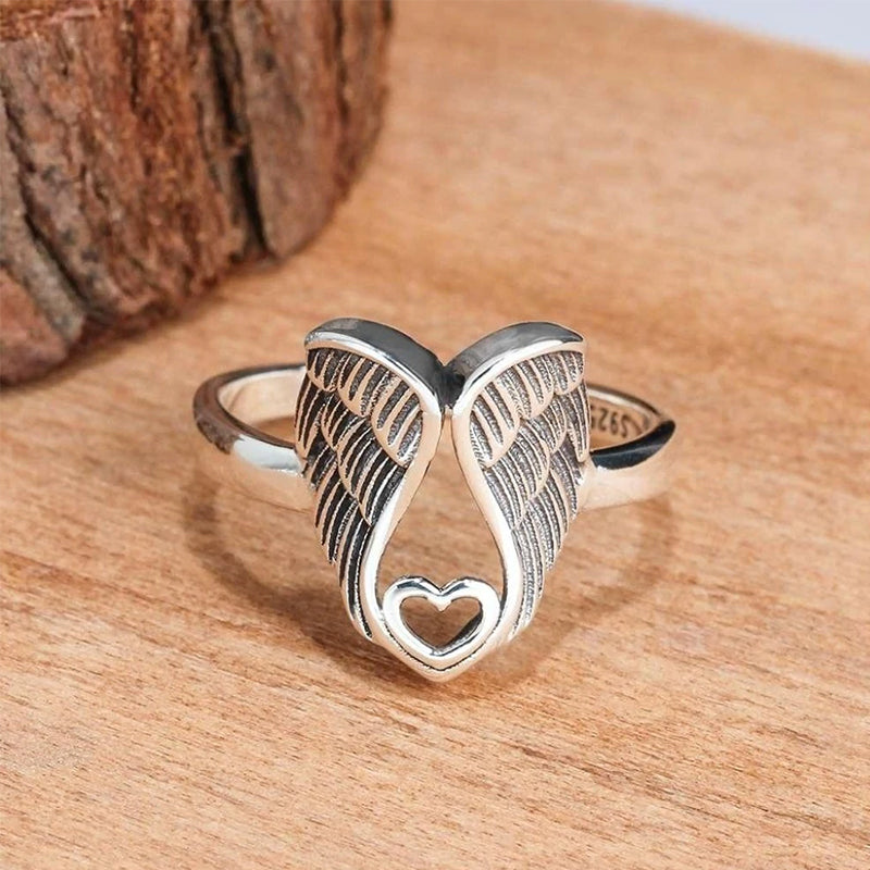 "Ring för kvinnor med detaljerad ängelvingar och hjärtdesign i mässing, elegant accessoar med subtil betydelse."