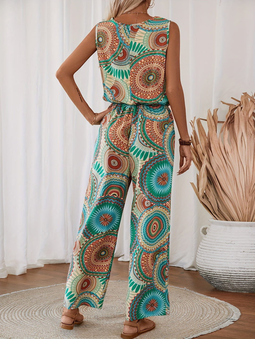 Bekväm sommaroverall för kvinnor med unikt mandalamönster. Perfekt för reskläder och festivalstil i boho.