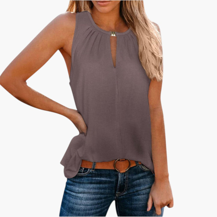 Ärmlös damtopp med elegant droppöppning & veckad front, perfekt för sommar & kontor.