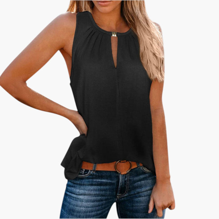 Ärmlös damtopp med veckad front och droppöppning. Elegant blus för sommar, kontor eller casual look.