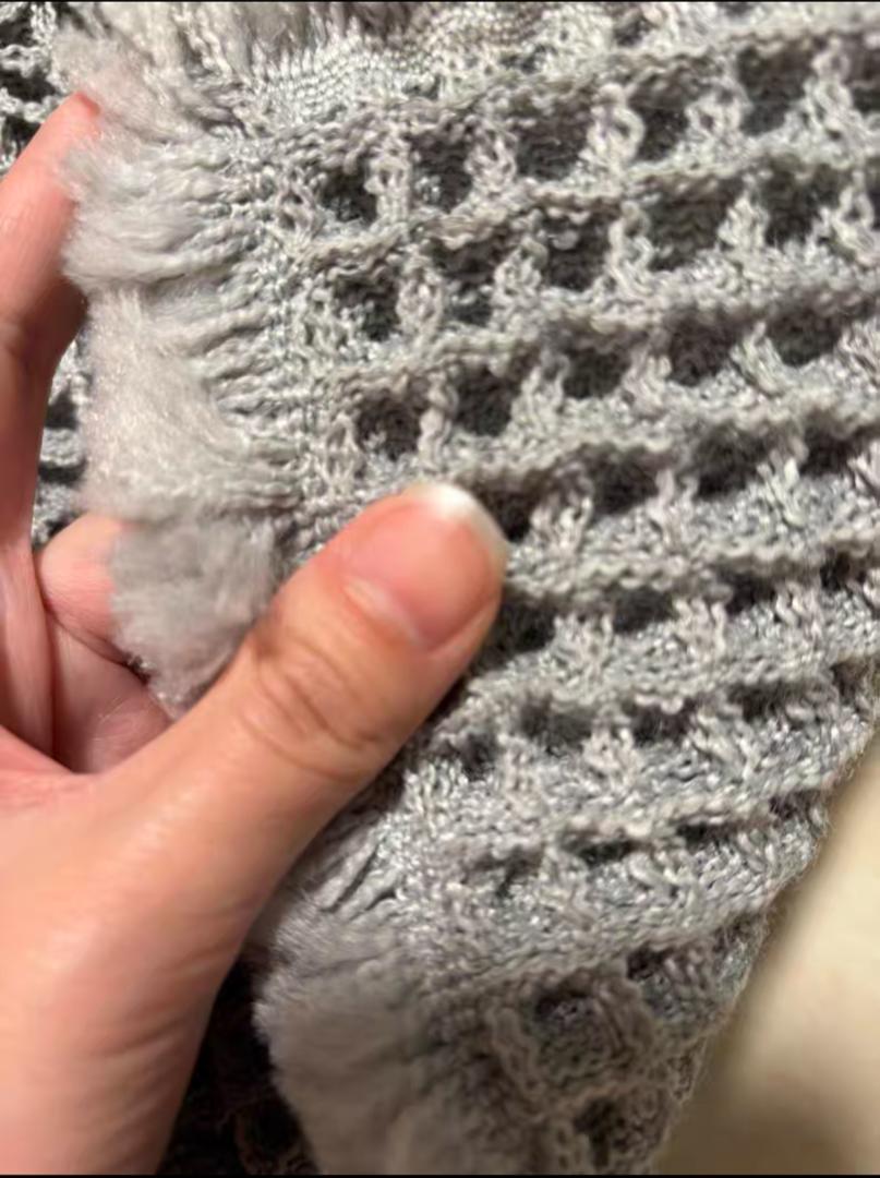 Detaljbild på texturerad och absorberande entrématta i beige