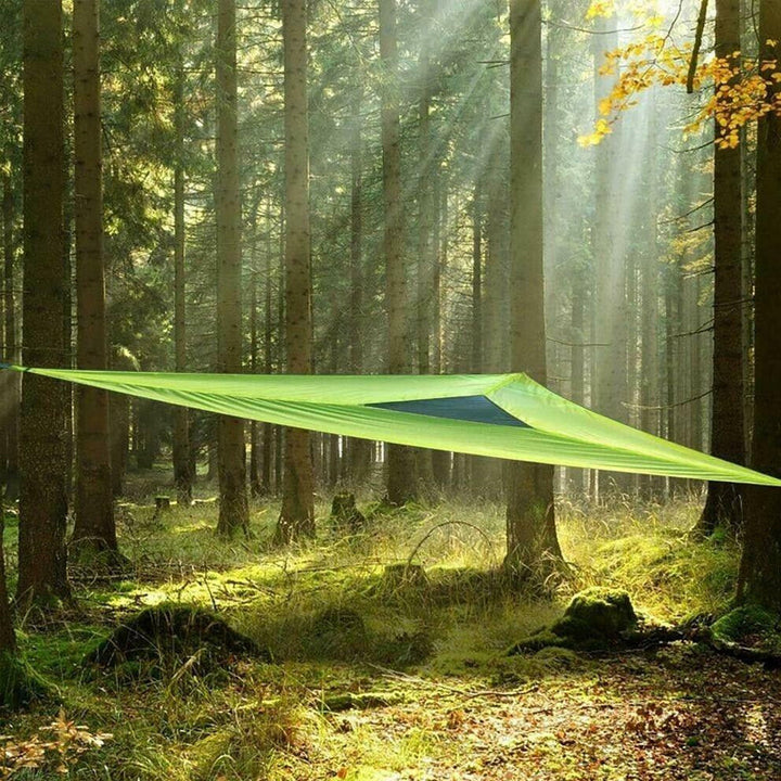 "Robust grön och svart nylonhängmatta för flera personer, perfekt för camping och utflykter, i naturlig miljö."