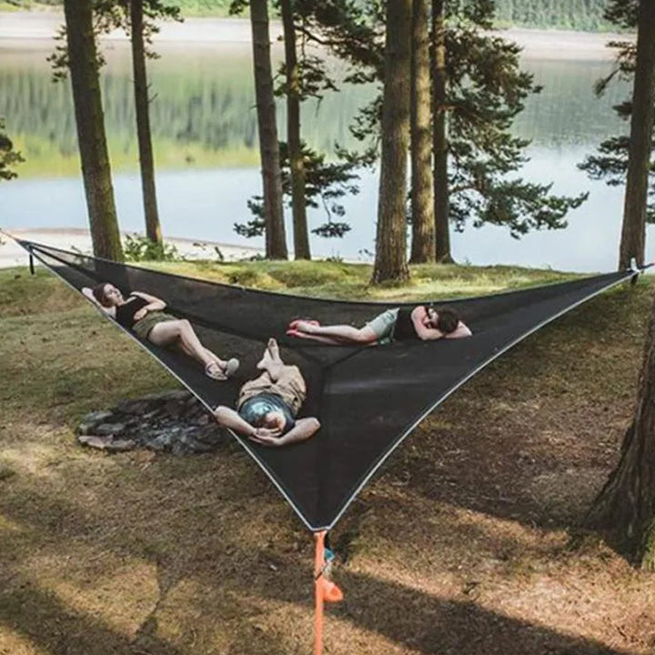 "Robust grön och svart nylonhängmatta för flera personer, perfekt för camping och utflykter, i naturlig miljö."