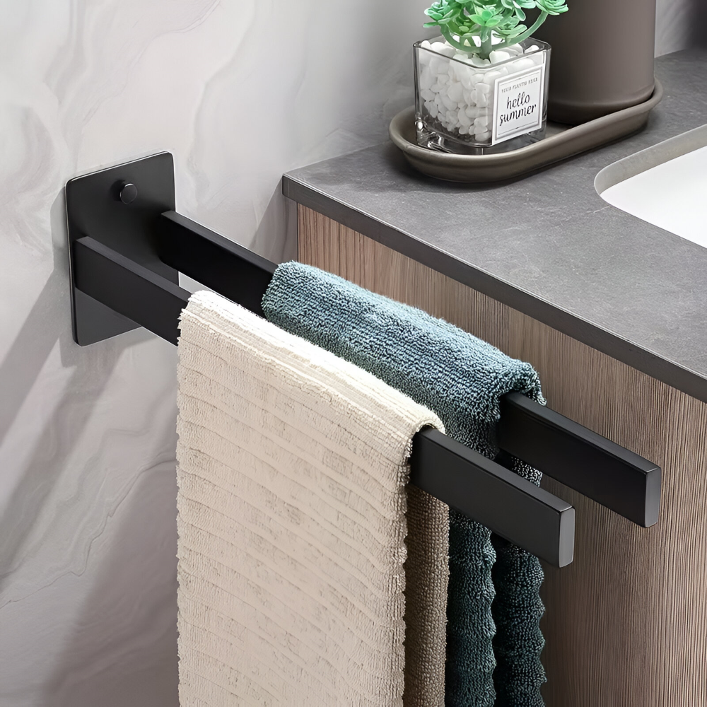 Elegant badrumshanddukshållare i rostfritt stål. Hållbar och robust väggmonterad design.