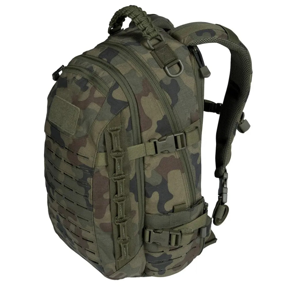 Taktisk ryggsäck med sidfickor och MOLLE-system. Perfekt för outdoor och camping utrustning.