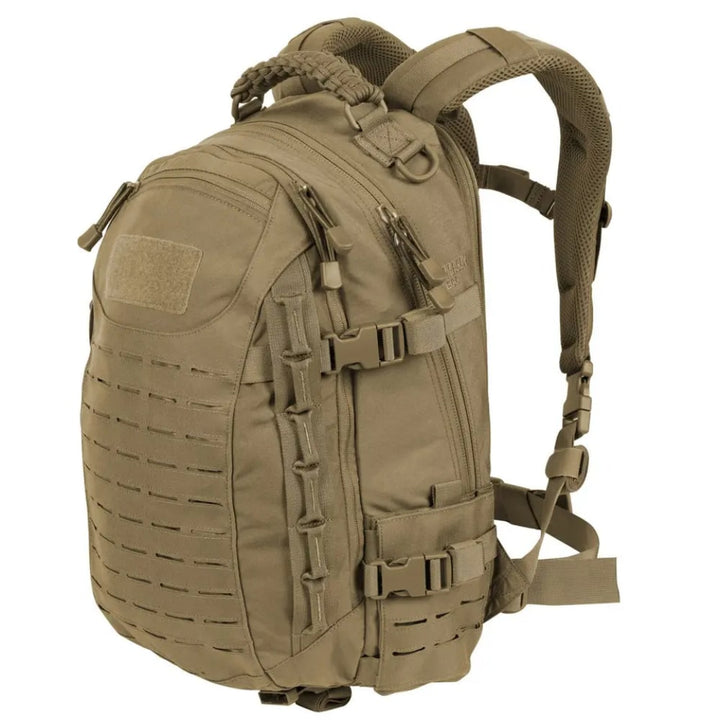 Detaljbild av robust taktisk ryggsäck i slitstarkt material, inspirerad av militär design.