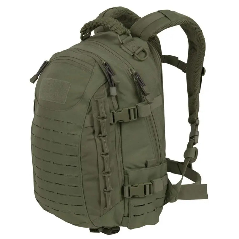 Unisex explorer bär sin taktiska ryggsäck 30L under vandring, redo för alla äventyr.