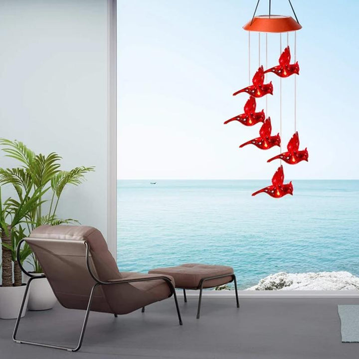 "Röd fågel vindspel ljus, LED-upplyst, elegant design, utomhusdekoration, skapar magisk atmosfär i trädgården."