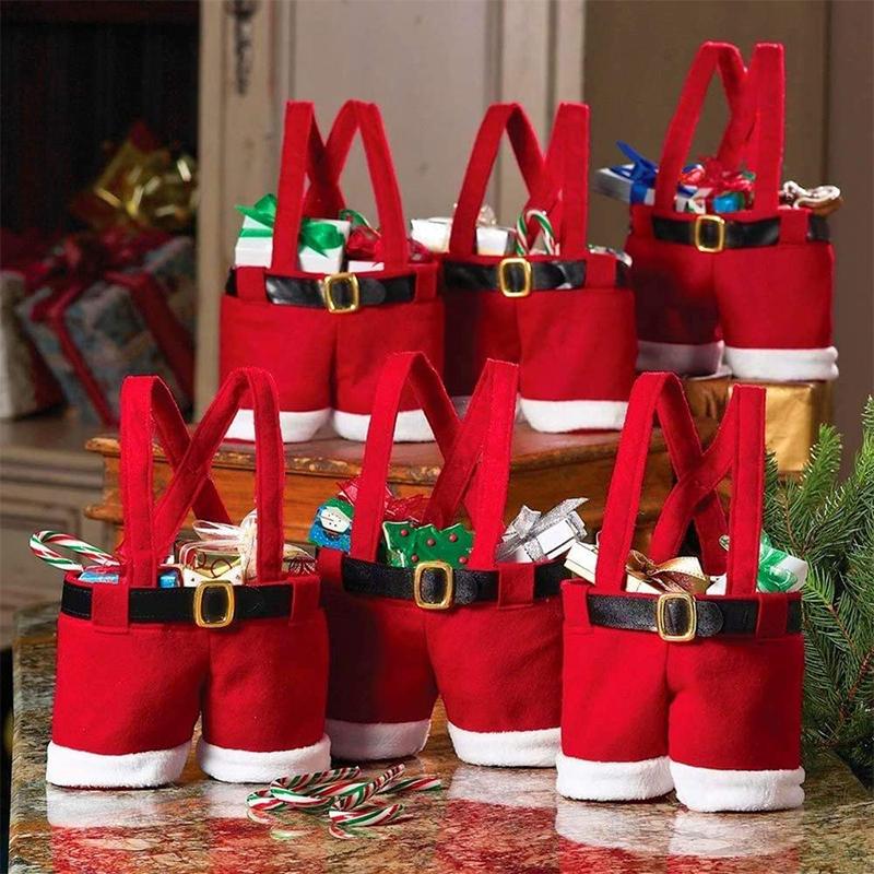 Dekorativ röd tomteluva presentpåse med vit kant, perfekt för julklappar.