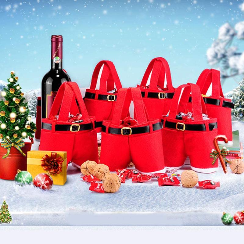 Dekorativ röd tomteluva presentpåse med vit kant, perfekt för julklappar.
