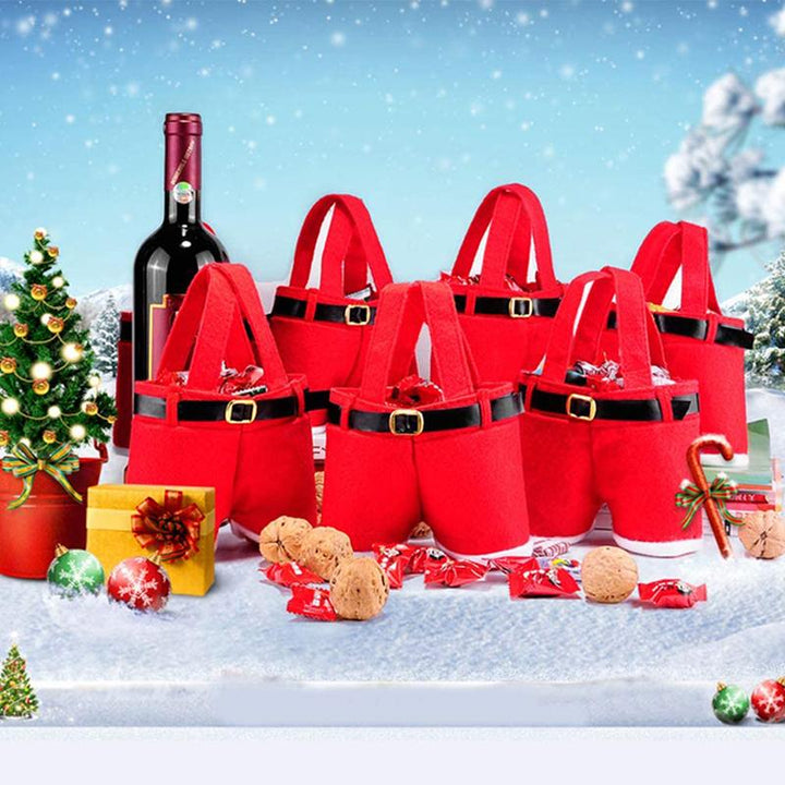 Dekorativ röd tomteluva presentpåse med vit kant, perfekt för julklappar.