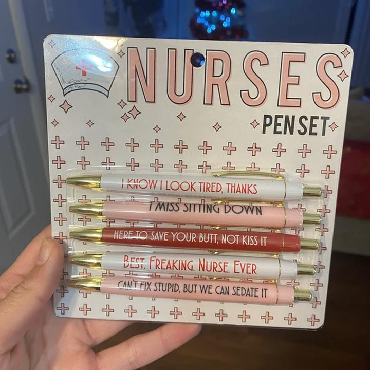 "Roligt pennset med 5 färgglada pennor för sjuksköterskor, med humoristiska texter och svart bläck, perfekt present."