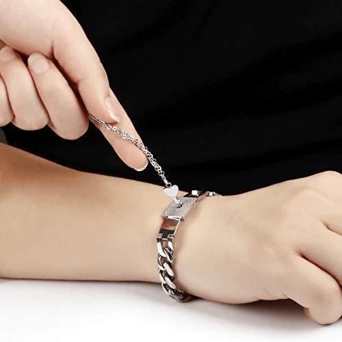 Stilfullt armband för par i silver med skölddesign.