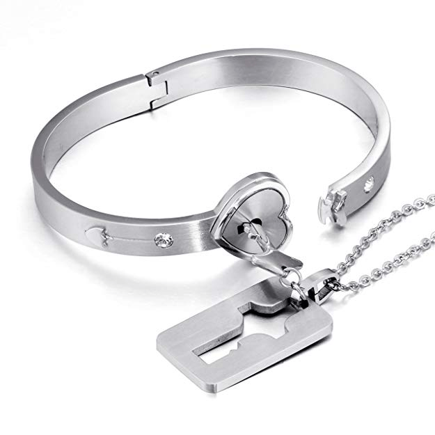 Detaljbild av nyckel på halsband för par.