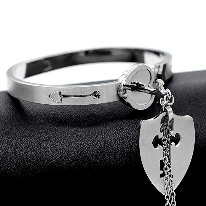 Stilfullt armband för par i silver med rektangulär design.