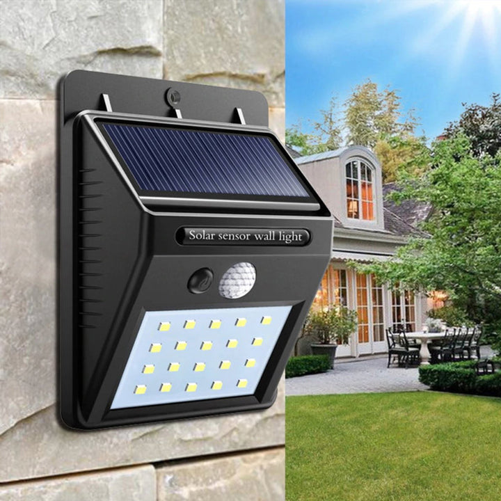 "Rörelsesensor LED-lampa utomhus IP65, solcellsdriven med 30 LED, robust svart design, perfekt för trädgårdsbelysning."