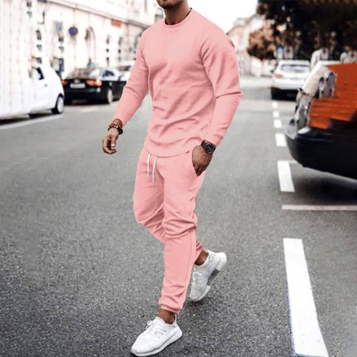 Man i rosa joggingdräkt utomhus på gata