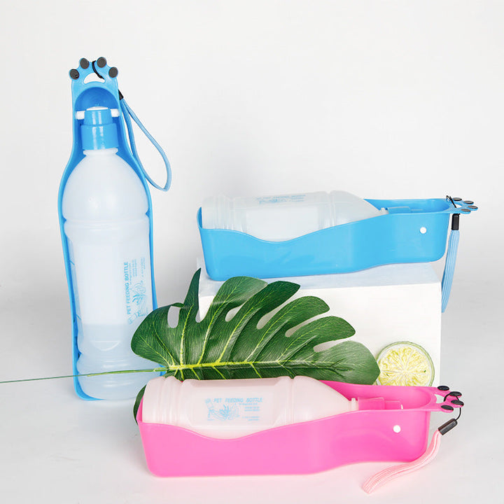 Detaljbild av rosa 600ml hundvattenflaska. Enkel att använda, med spillfri design för aktiva hundar på resan.