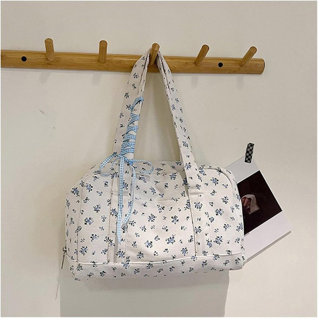 Dam med blå duffelväska i canvas under shoppingturen. En stilfull och praktisk shoppingväska.