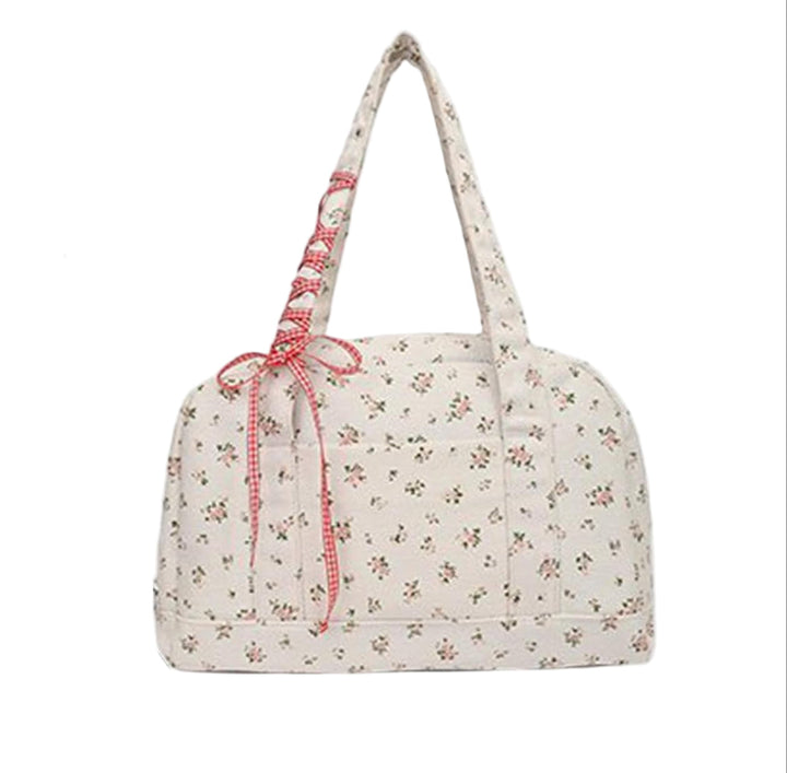 Interiör av rymlig rosa canvas weekendväska. Visar stort huvudfack, perfekt för packning eller träning.