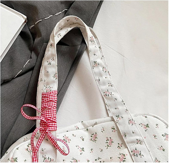 Dam med rosa Rosduffelväska, bärandes över axeln. Stilfull canvas weekendbag för resa & vardag.
