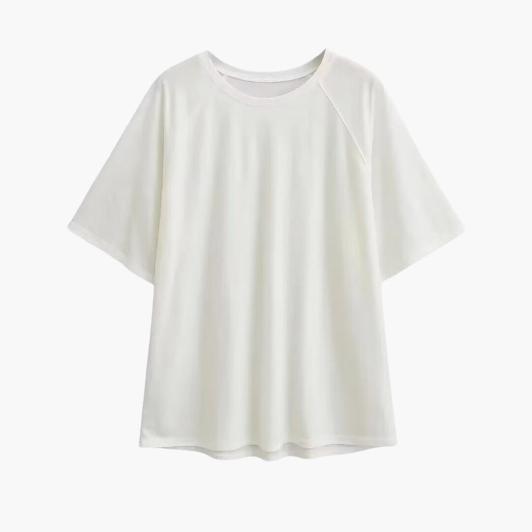 Stilren vit t-shirt för dam med avslappnad passform, korta ärmar och moderna nedhasade axlar för vår/sommar.