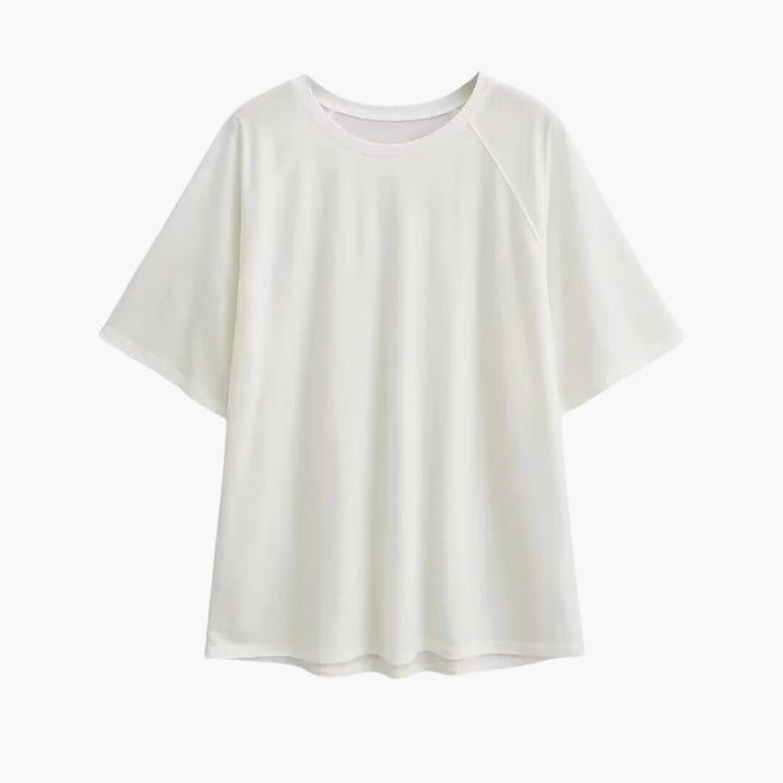 Stilren vit t-shirt för dam med avslappnad passform, korta ärmar och moderna nedhasade axlar för vår/sommar.