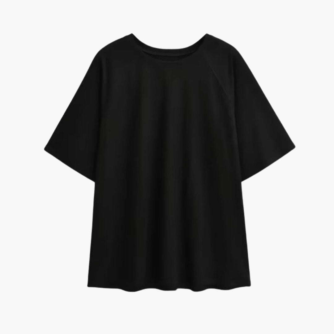 Svart damtopp med bekväm passform, rundhals och nedhasade axlar. En mångsidig vardags-t-shirt för sommar och vår.