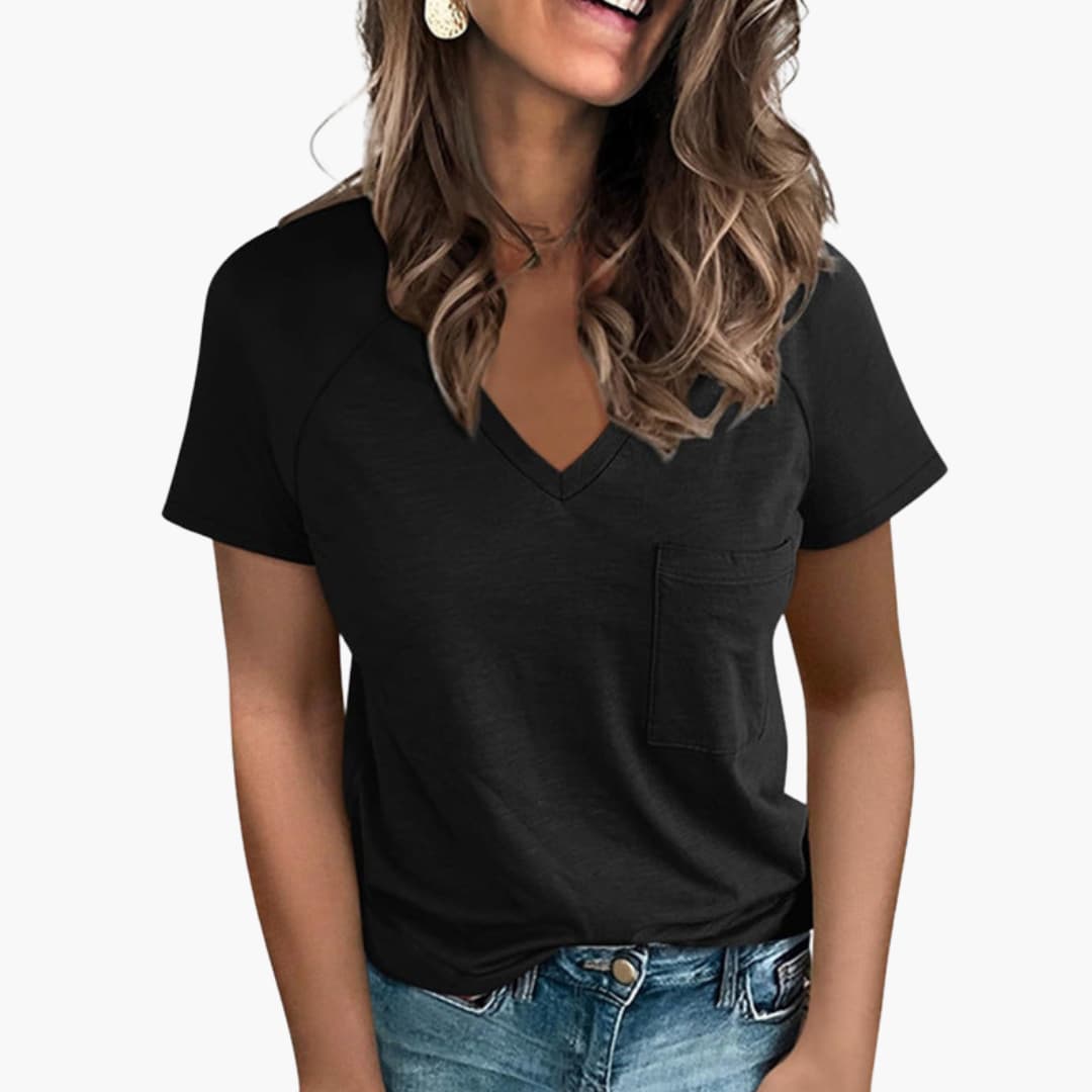 Stilren svart dam t-shirt med V-ringning och bröstficka. Ett mångsidigt basplagg för alla tillfällen.