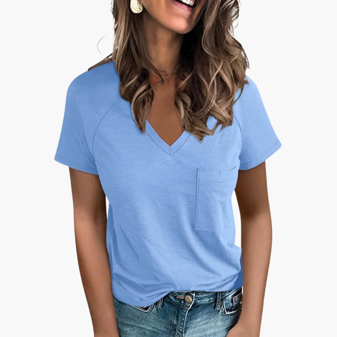 Himmelblå kortärmad dam t-shirt med V-ringning och bröstficka. Lätt och bekväm sommartröja.