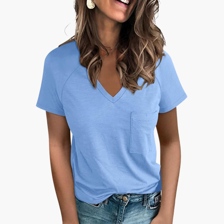 Himmelblå kortärmad dam t-shirt med V-ringning och bröstficka. Lätt och bekväm sommartröja.