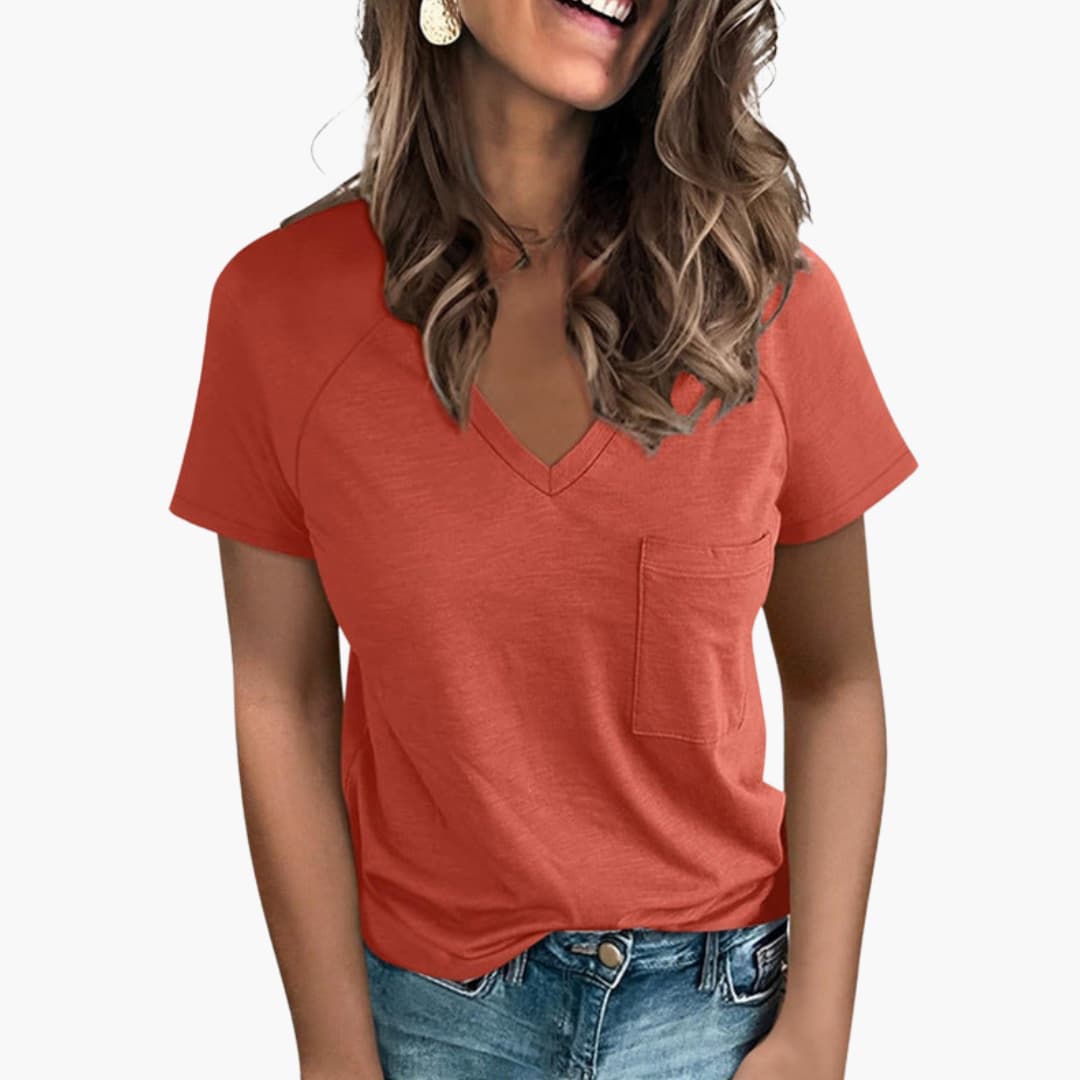 Klar orange dam t-shirt med V-ringning och bröstficka. Perfekt kortärmad topp för soliga dagar.