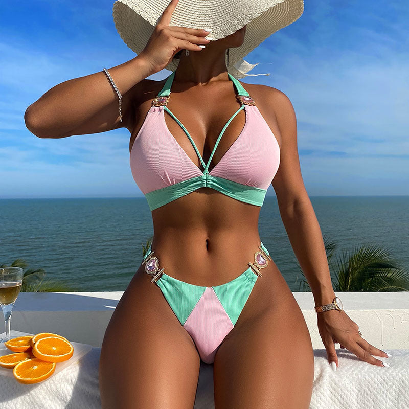 Rosa dam triangelbikini med cut-out och smyckesdetaljer. Idealisk badmode för sommarens strandstil.