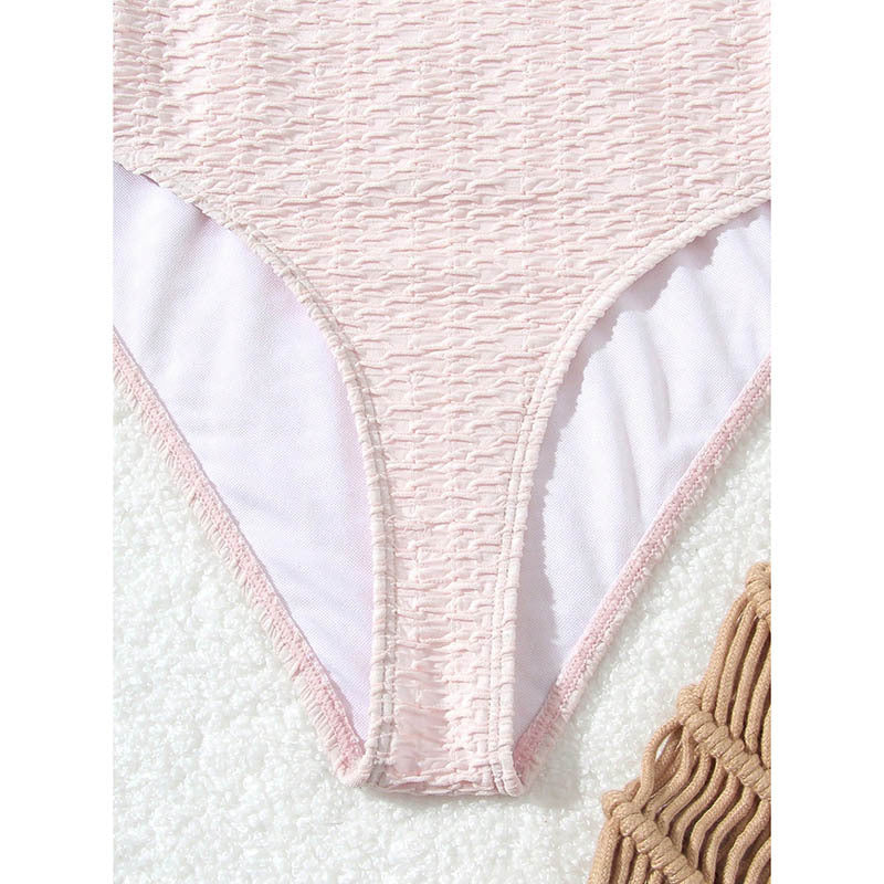 Trendig rosa triangelbikini för dam, med justerbara band och elegant kedjedetalj för en lyxig strandlook.