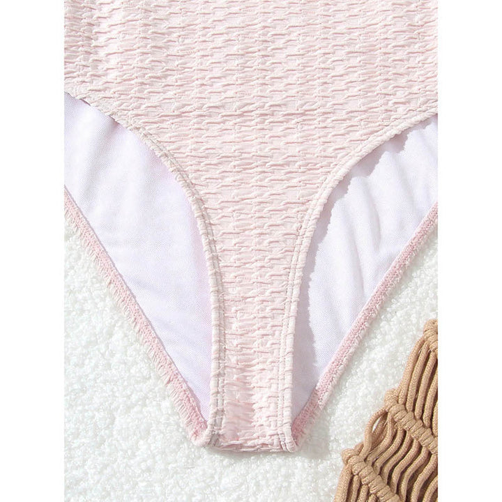 Trendig rosa triangelbikini för dam, med justerbara band och elegant kedjedetalj för en lyxig strandlook.