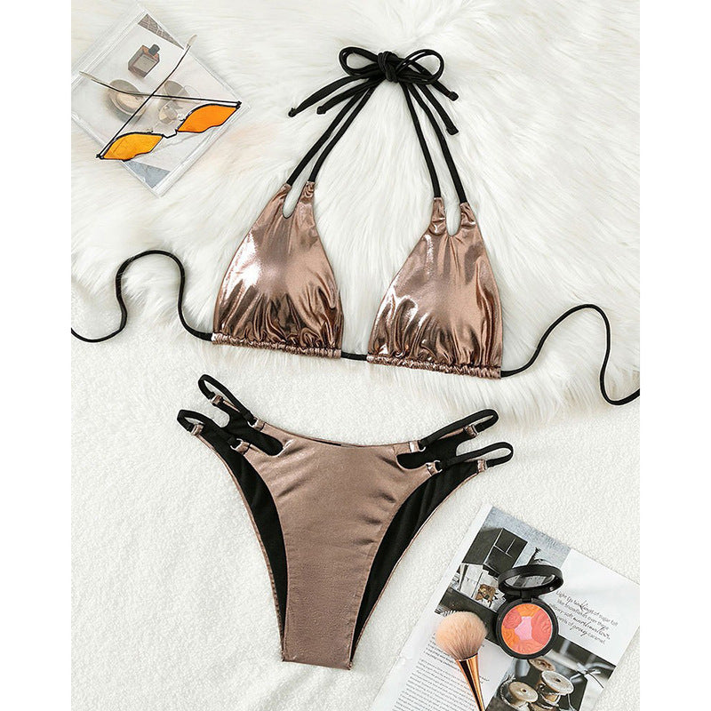 Damtriangelbikini i rosa med modern cut-out och smidiga justerbara axelband. Idealiska simkläder för kvinnor.