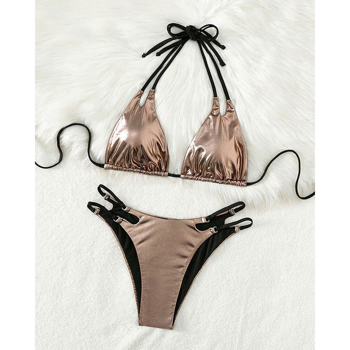 Trendig rosa triangelbikini för dam med elegant cut-out design. Justerbara band gör den perfekt för strandmode.
