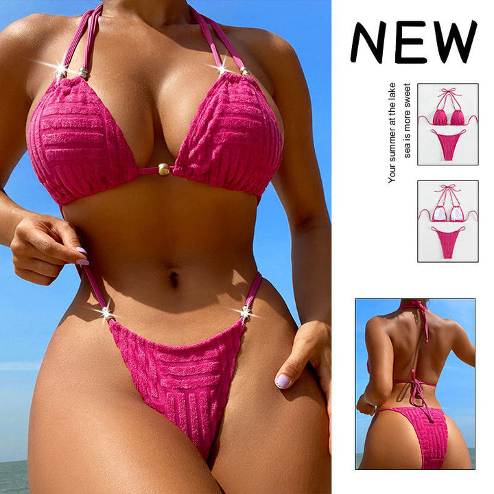 Rosa dam triangelbikini med strukturerad yta och eleganta gyllene detaljer. Perfekt för sommar och pool.