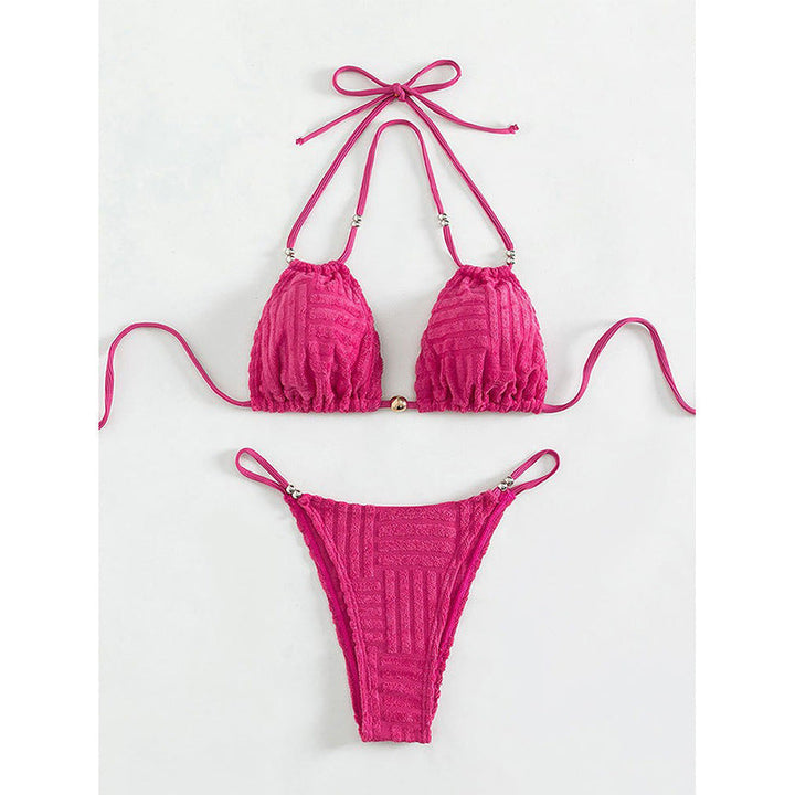 Detaljerad strukturerad rosa triangelbikini för dam, med glänsande gyllene detaljer. Perfekt för sommarens poolhäng.