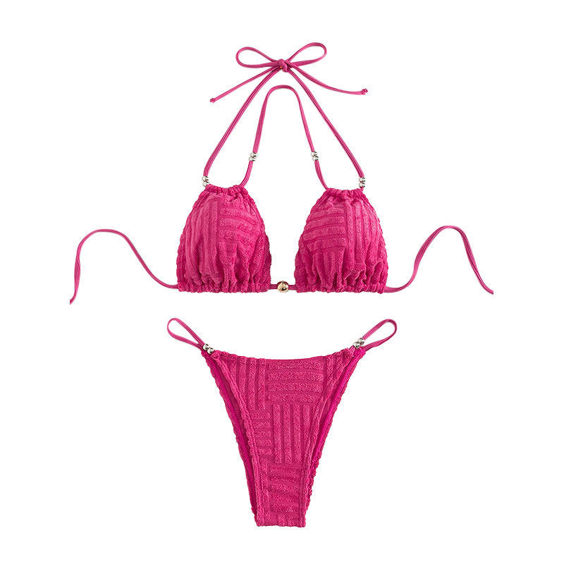 Elegant rosa dam triangelbikini, badkläder med strukturerad yta och lyxiga gyllene detaljer. Sommarlook.