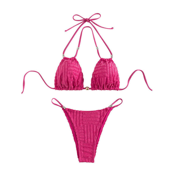 Elegant rosa dam triangelbikini, badkläder med strukturerad yta och lyxiga gyllene detaljer. Sommarlook.