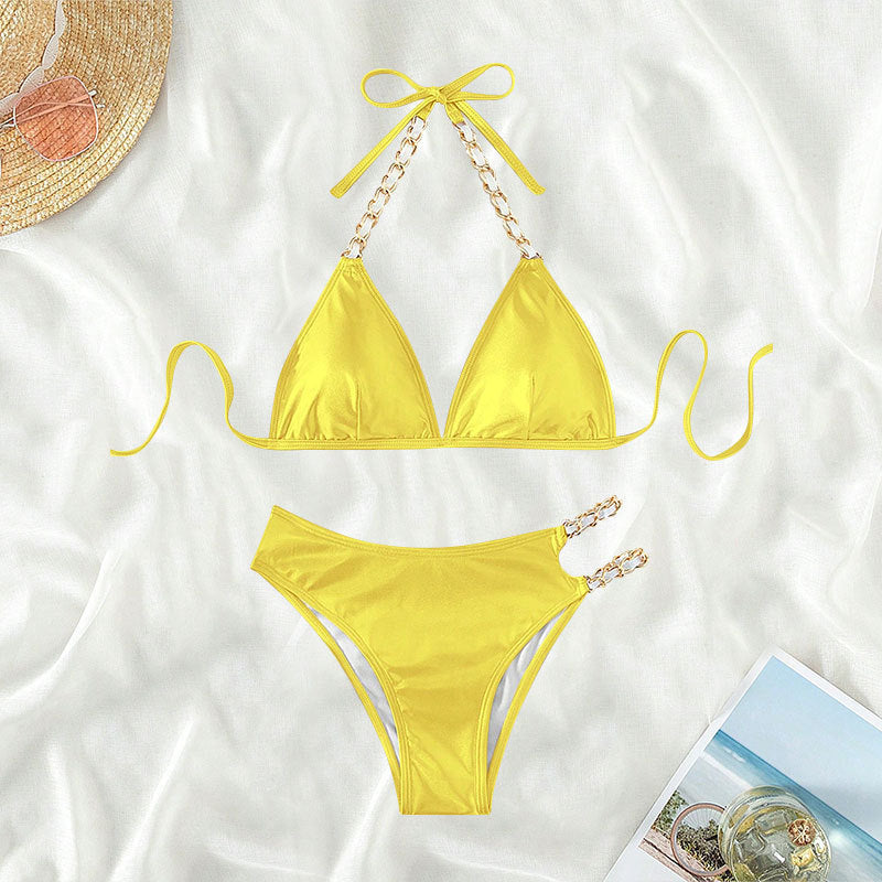 Damtriangelbikini i rosa med glänsande färgskiftning och trendiga kedjor på axelbanden.