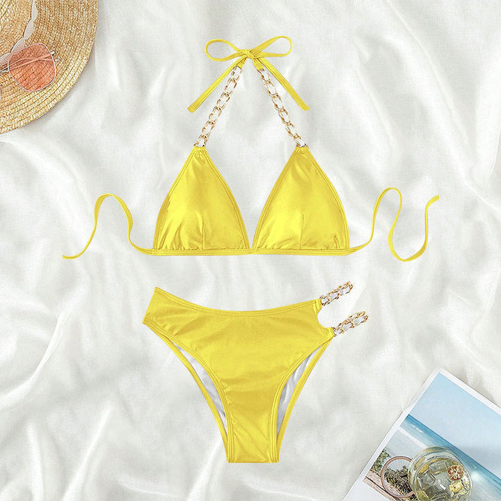 Damtriangelbikini i rosa med glänsande färgskiftning och trendiga kedjor på axelbanden.