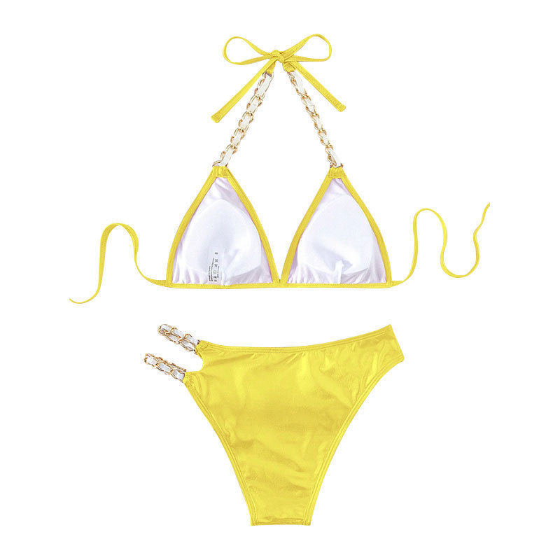 Rosa färgskiftande bikini-bh med triangelform och dekorativa kedjor, del av badklädesset för dam.