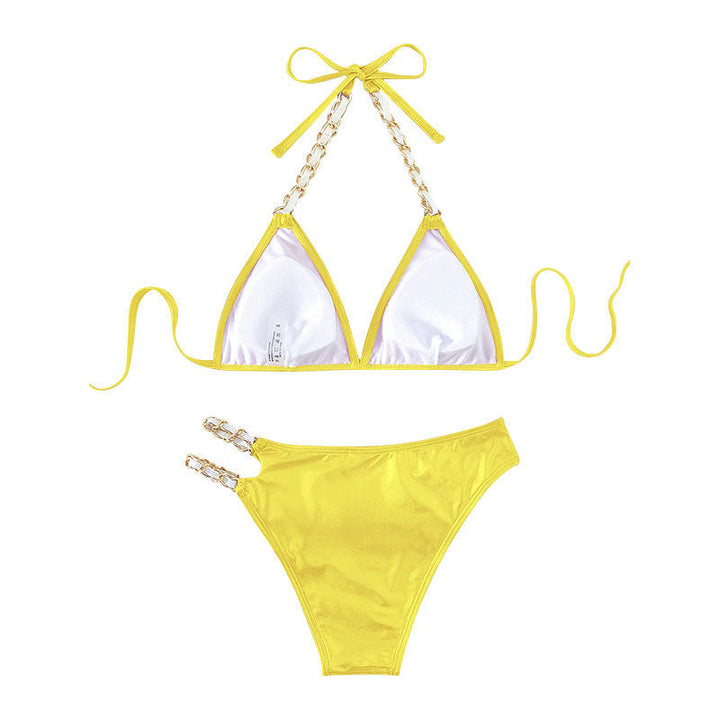 Rosa färgskiftande bikini-bh med triangelform och dekorativa kedjor, del av badklädesset för dam.